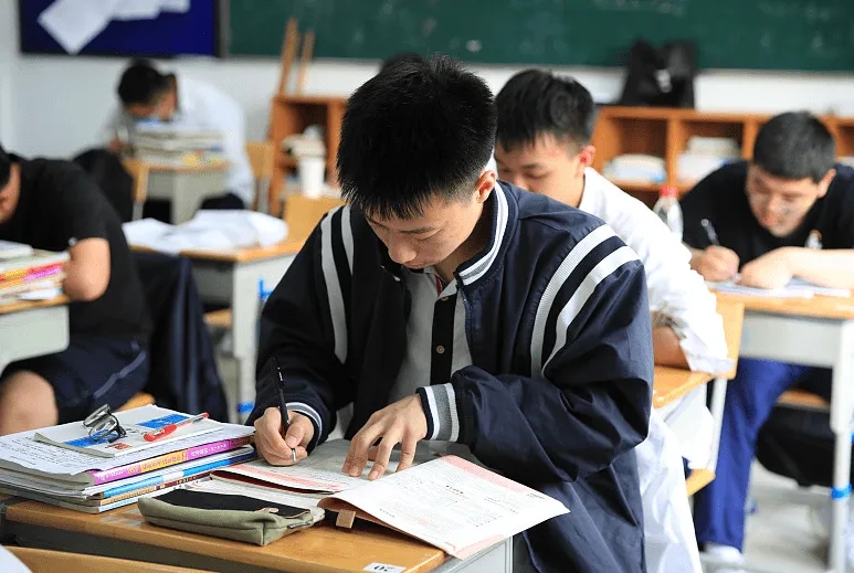 新港人让孩子读香港中学文凭试DSE课程还是国际IB课程？